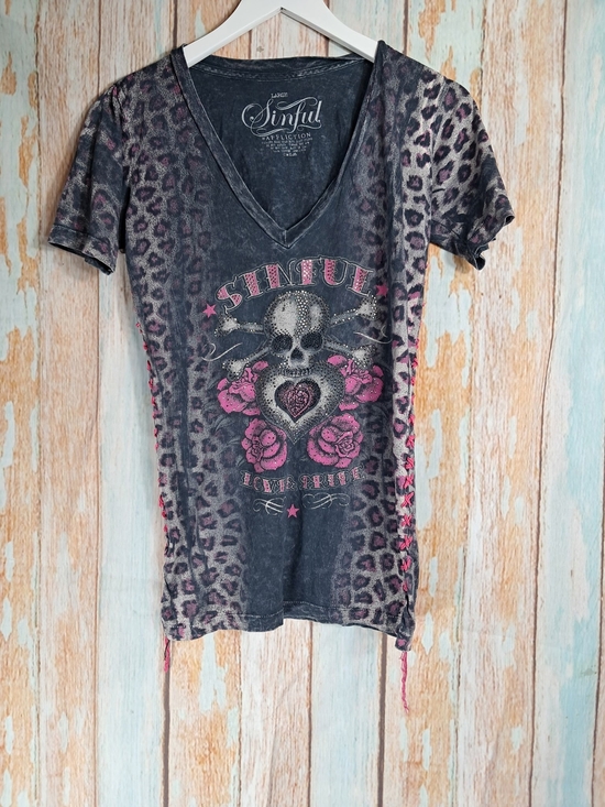 Affliction Tops - Affliction Women's Black and Pink Leopard Skull V-Neck Graphic Tee Size L